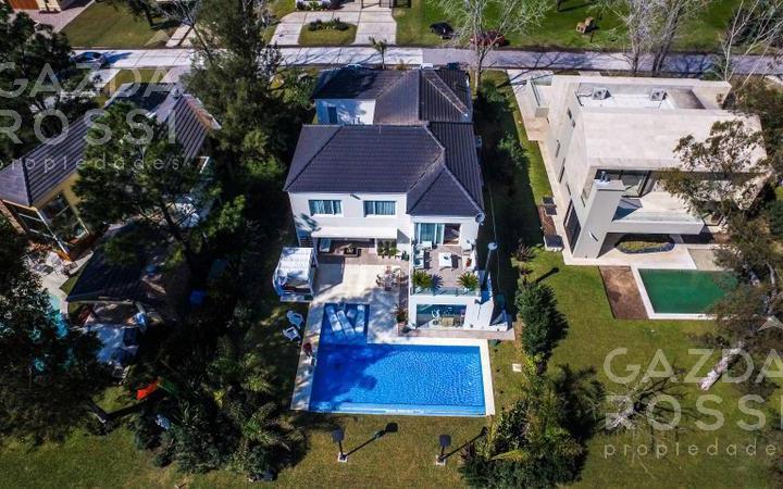 Casa · 350m² · 8 Ambientes · 2 Cocheras