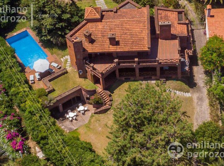 Casa · 336m² · 6 Ambientes · 2 Cocheras
