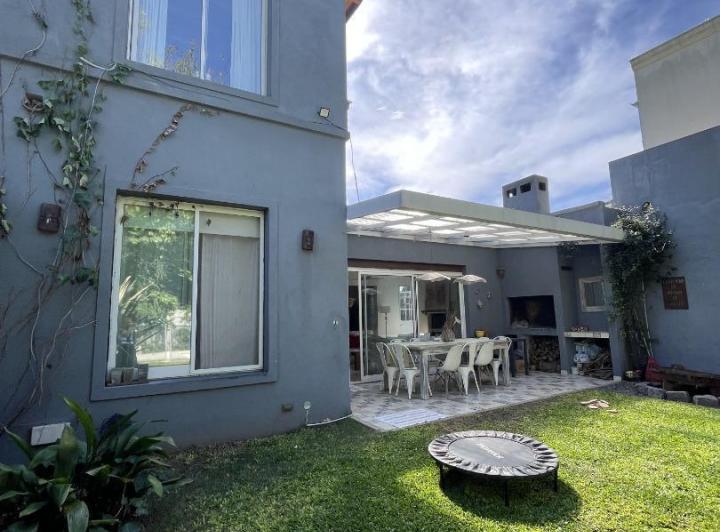 Casa · 165m² · 4 Ambientes · 1 Cochera