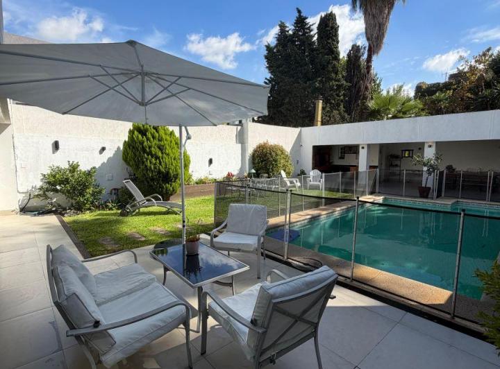Casa · 260m² · 5 Ambientes · 2 Cocheras