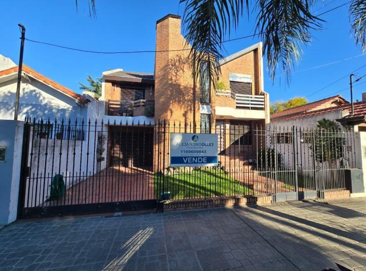 Casa · 242m² · 5 Ambientes · 3 Cocheras