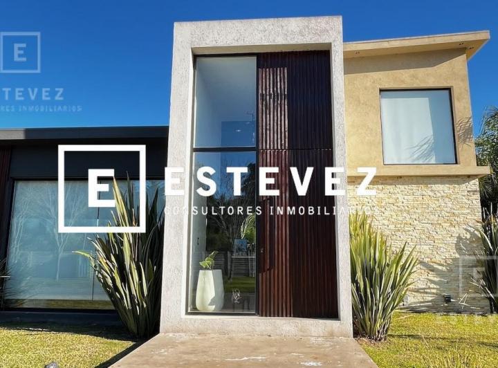 Casa · 166m² · 4 Ambientes · 2 Cocheras