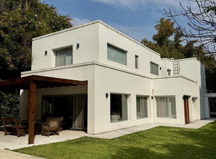 Casa · 230m² · 5 Ambientes · 3 Cocheras