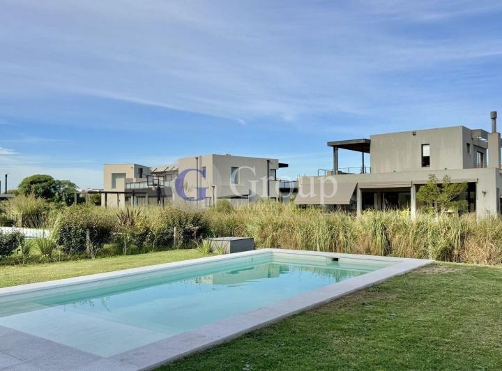 Casa · 277m² · 6 Ambientes · 2 Cocheras