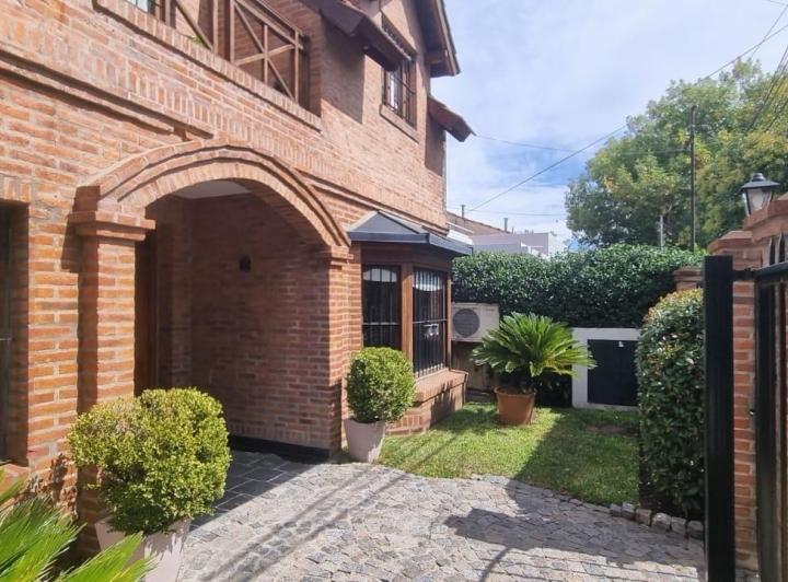 Casa · 240m² · 6 Ambientes · 1 Cochera