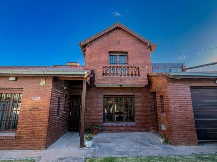 Casa · 241m² · 5 Ambientes · 2 Cocheras