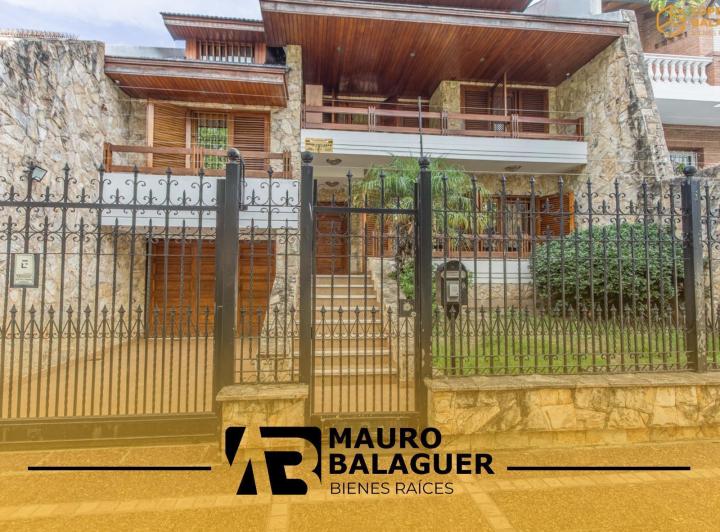 Casa · 448m² · 7 Ambientes · 2 Cocheras