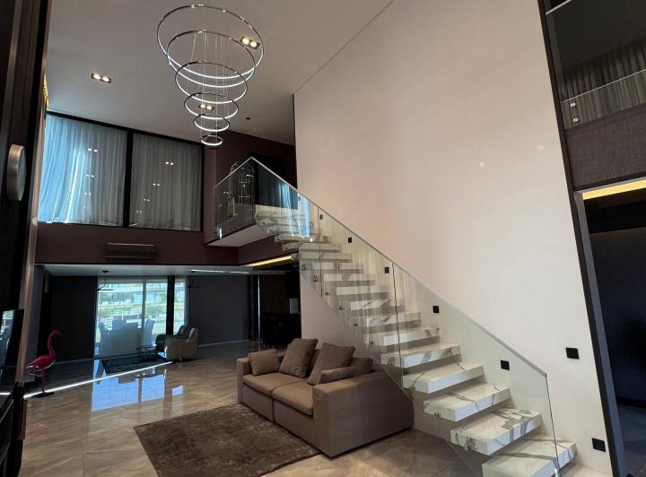 Casa · 369m² · 8 Ambientes · 3 Cocheras