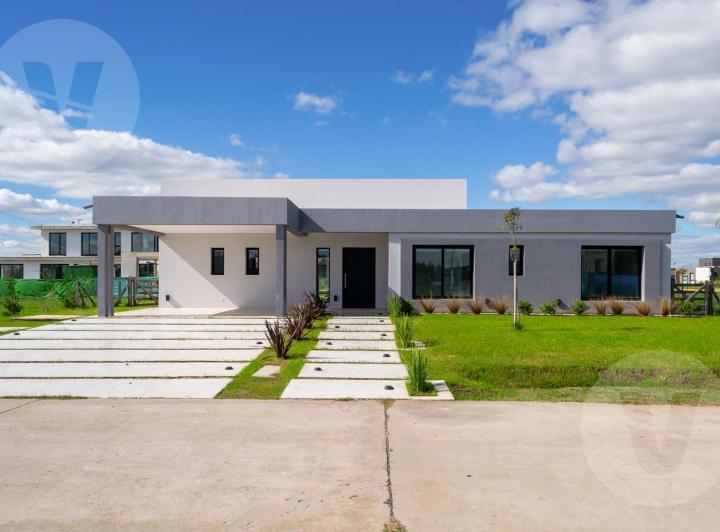 Casa · 140m² · 4 Ambientes · 2 Cocheras