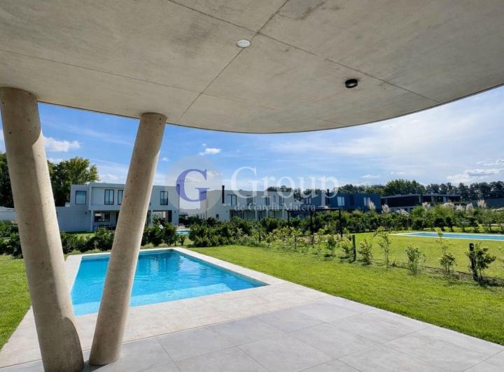 Casa · 245m² · 5 Ambientes · 2 Cocheras
