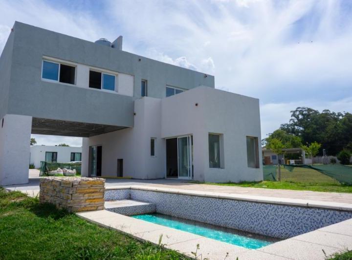 Casa · 180m² · 4 Ambientes · 4 Cocheras