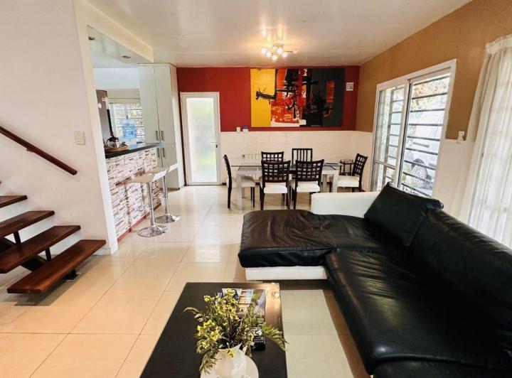 Casa · 302m² · 6 Ambientes · 3 Cocheras