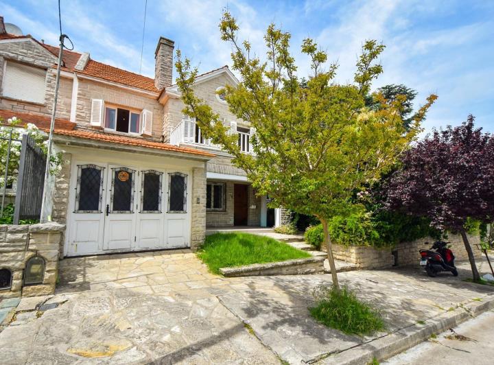 Casa · 376m² · 6 Ambientes · 2 Cocheras