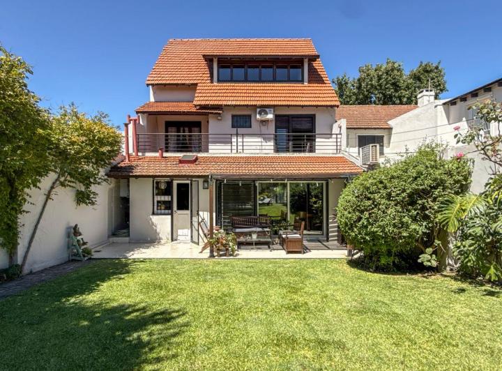 Casa · 254m² · 7 Ambientes · 1 Cochera