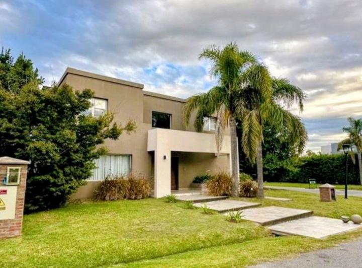Casa · 295m² · 5 Ambientes · 2 Cocheras
