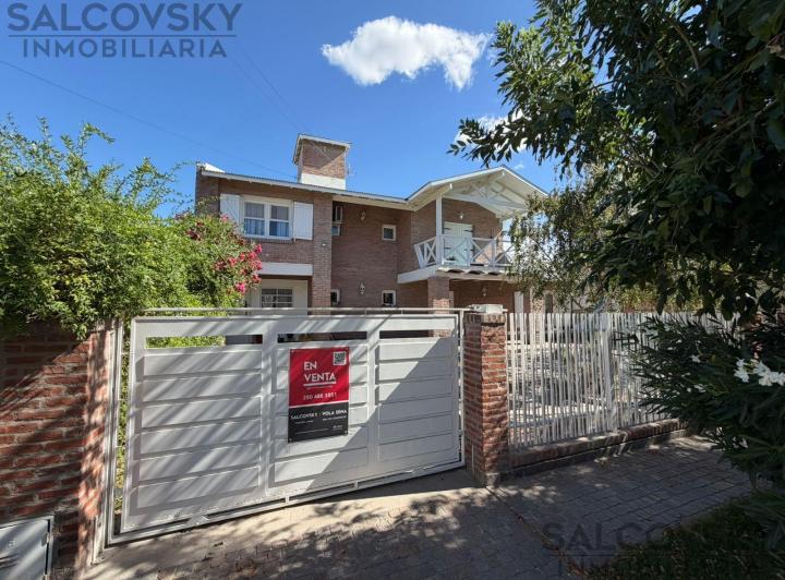 Casa · 215m² · 6 Ambientes · 1 Cochera