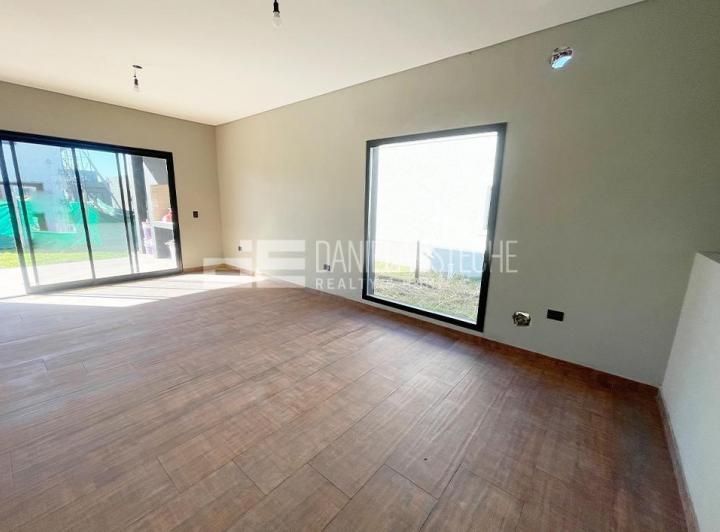 Casa · 92m² · 3 Ambientes · 2 Cocheras