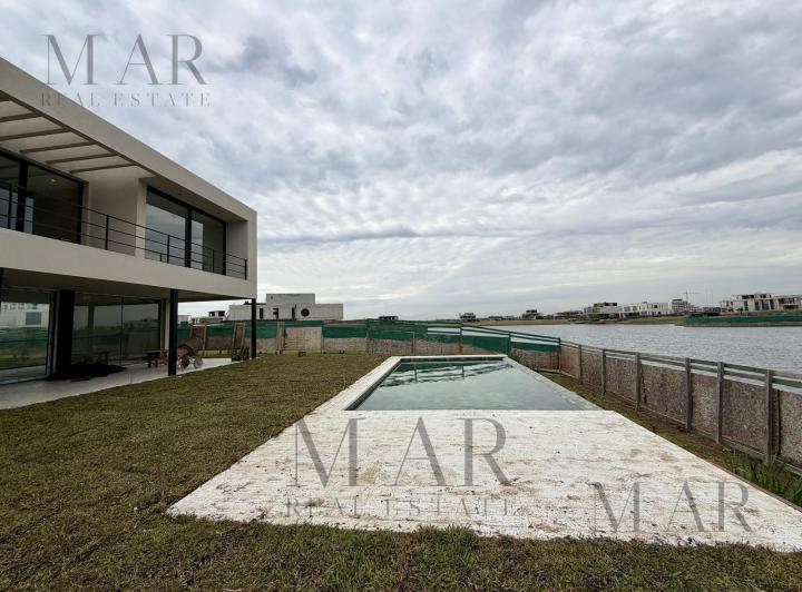 Casa · 454m² · 8 Ambientes · 2 Cocheras