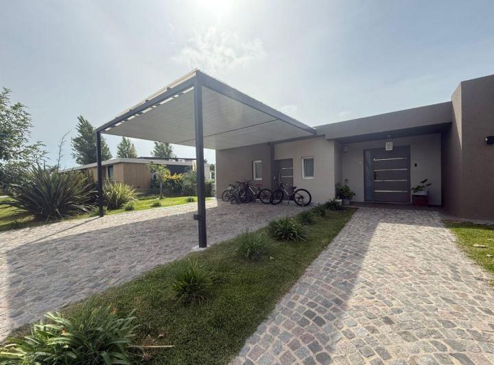 Casa · 219m² · 5 Ambientes · 2 Cocheras