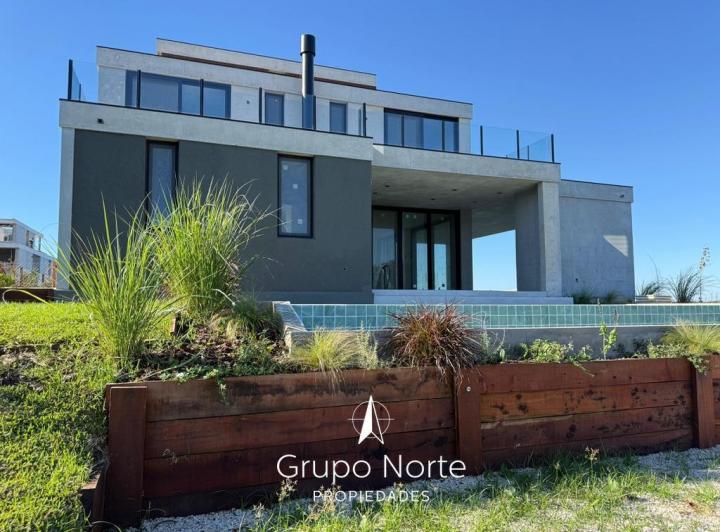 Casa · 346m² · 3 Dormitorios · 1 Cochera