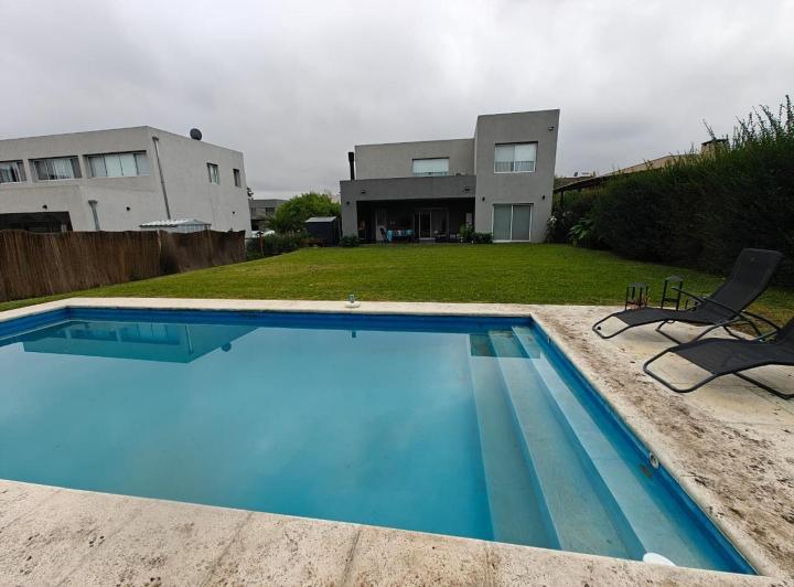 Casa · 165m² · 5 Ambientes · 4 Cocheras