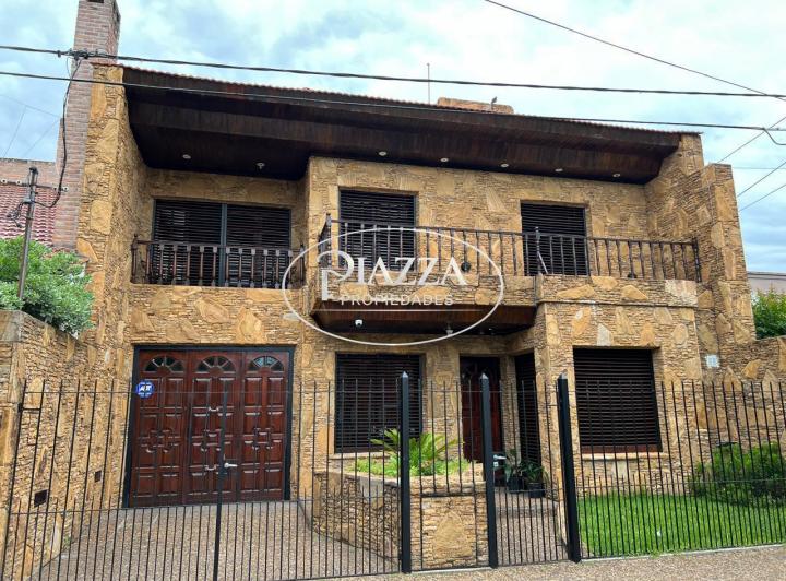 Casa · 232m² · 6 Ambientes · 2 Cocheras