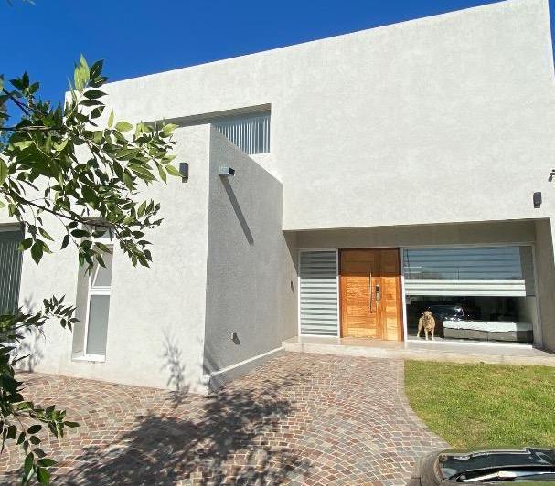 Casa · 280m² · 5 Ambientes · 7 Cocheras