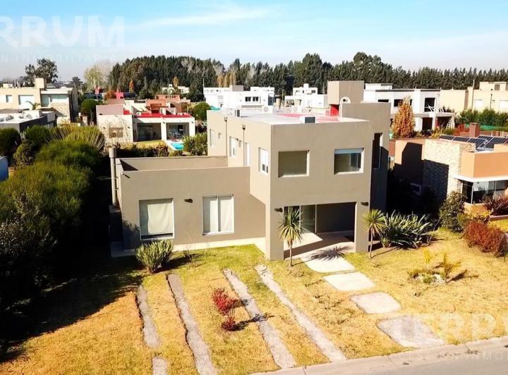 Casa · 260m² · 5 Ambientes · 2 Cocheras
