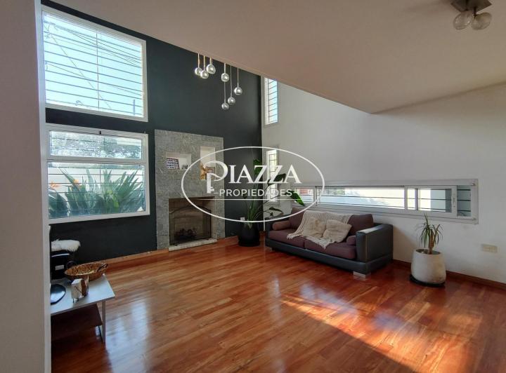 Casa · 210m² · 3 Dormitorios · 2 Cocheras