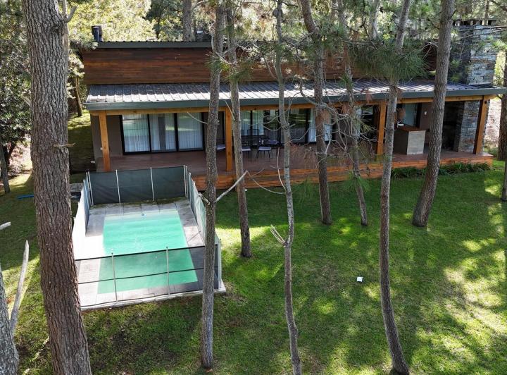 Casa · 300m² · 5 Ambientes · 4 Cocheras