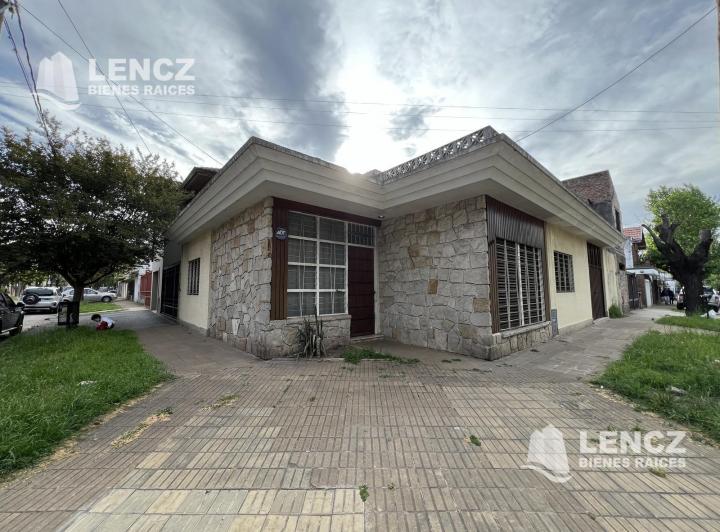 Casa · 176m² · 4 Ambientes · 2 Cocheras