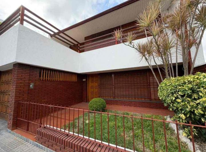 Casa · 214m² · 5 Ambientes · 2 Cocheras