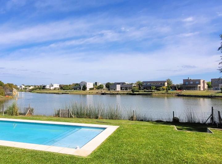 Casa · 253m² · 6 Ambientes · 4 Cocheras