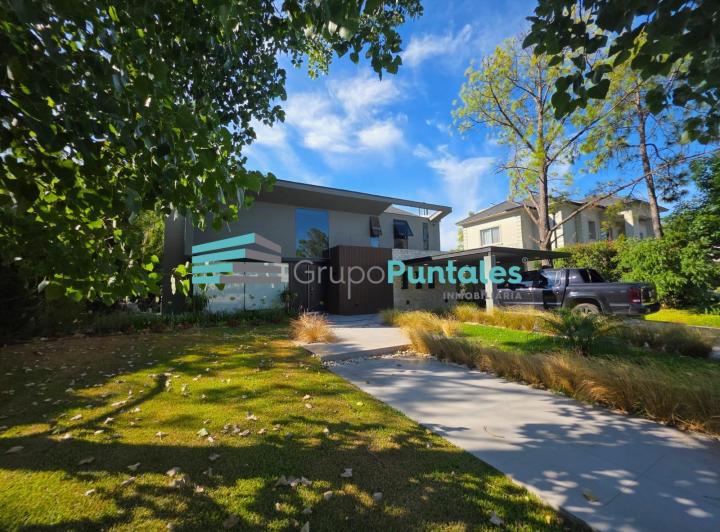 Casa · 320m² · 5 Ambientes · 2 Cocheras