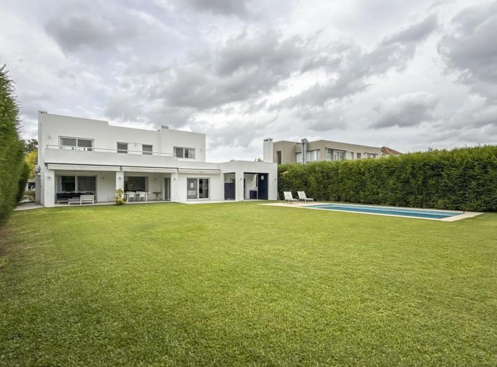 Casa · 272m² · 7 Ambientes · 3 Cocheras