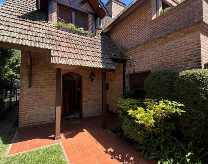 Casa · 276m² · 6 Ambientes · 4 Cocheras