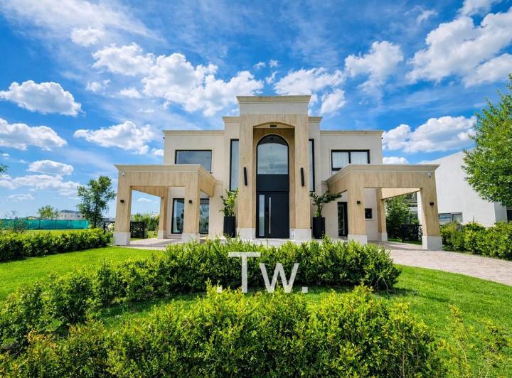 Casa · 319m² · 6 Ambientes · 2 Cocheras