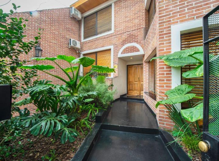 Casa · 378m² · 6 Ambientes · 2 Cocheras