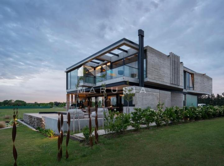Casa · 580m² · 7 Ambientes · 1 Cochera