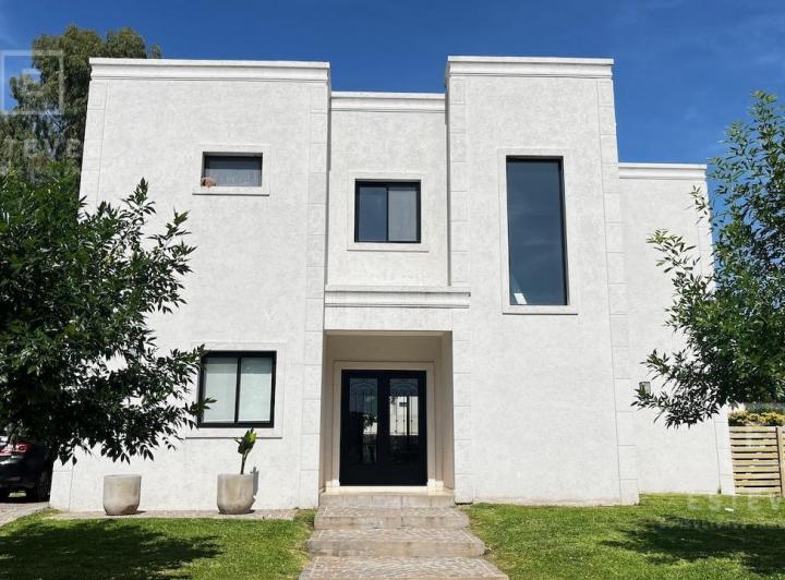 Casa · 180m² · 5 Ambientes · 2 Cocheras