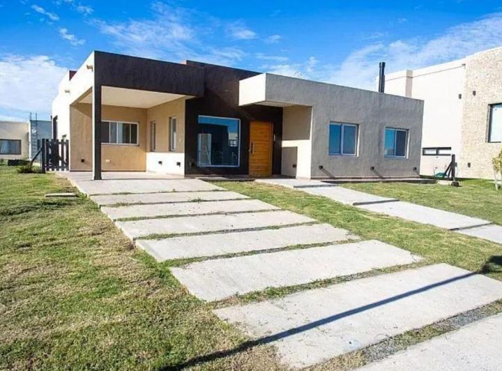 Casa · 120m² · 4 Ambientes · 2 Cocheras