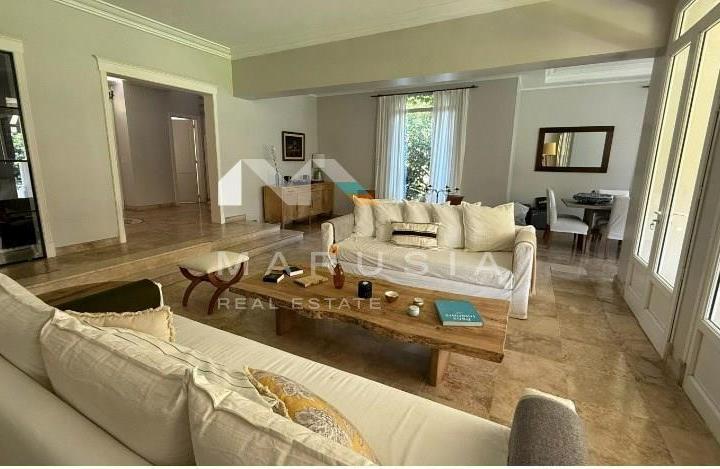 Casa · 256000m² · 6 Ambientes · 1 Cochera