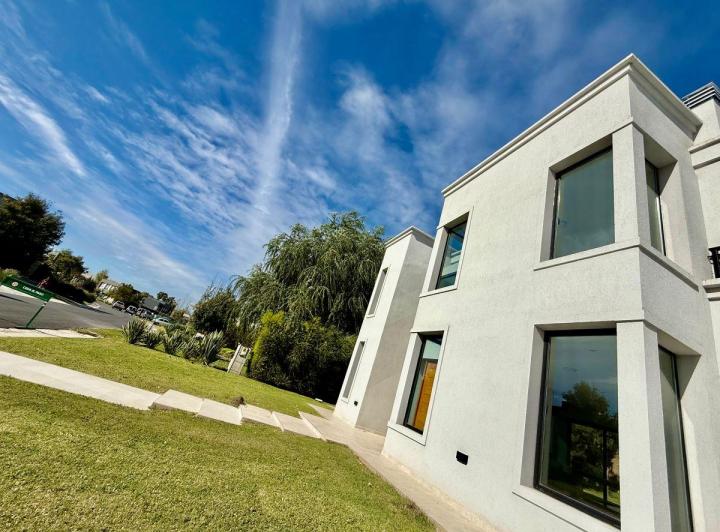 Casa · 700m² · 4 Ambientes · 3 Cocheras