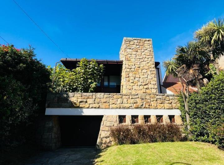 Casa · 410m² · 4 Ambientes · 6 Cocheras