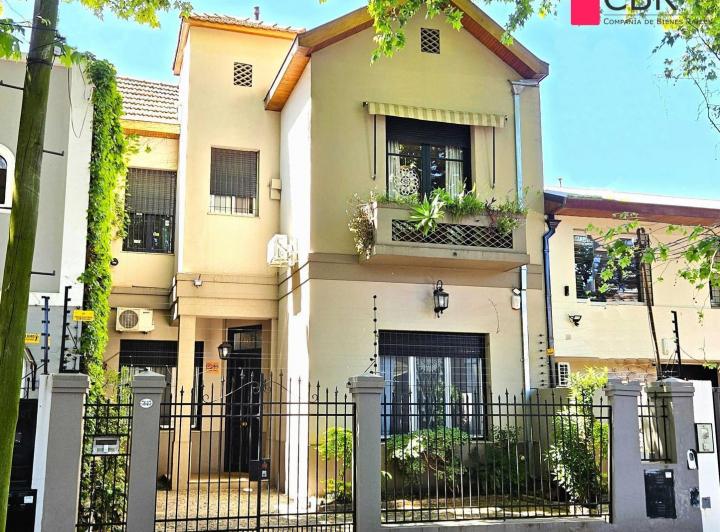 Casa · 254m² · 5 Ambientes · 2 Cocheras