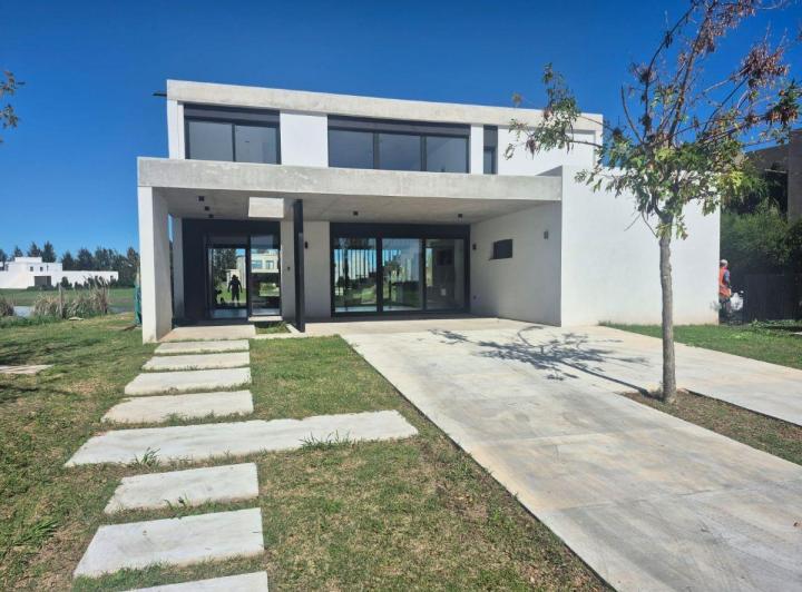 Casa · 220m² · 5 Ambientes · 2 Cocheras