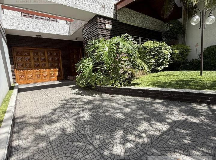 Casa · 236m² · 5 Ambientes · 4 Cocheras