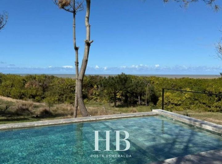 Casa · 580m² · 8 Ambientes · 3 Cocheras