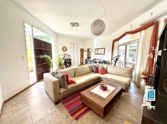 Casa · 147m² · 5 Ambientes · 2 Cocheras