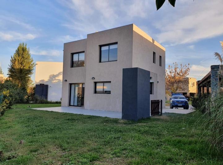 Casa · 150m² · 4 Ambientes · 2 Cocheras